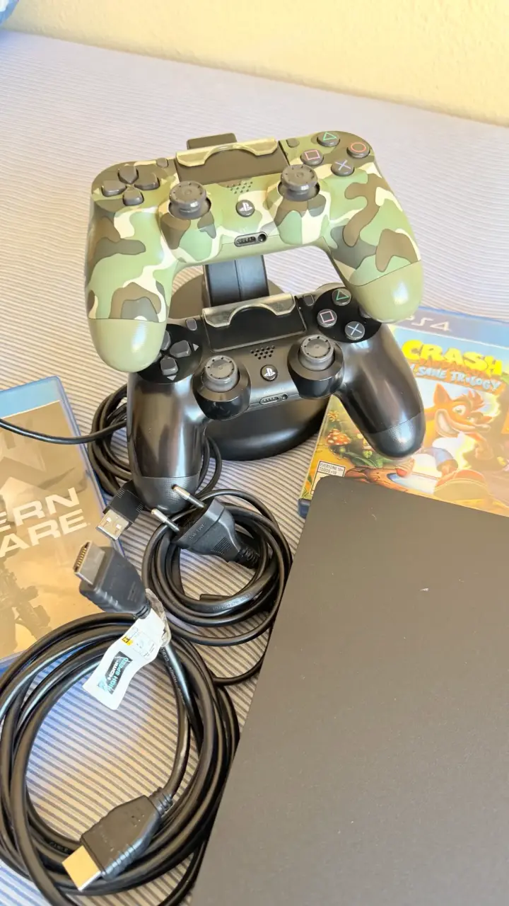 Consola PS4 Slim con juegos y controles - 3
