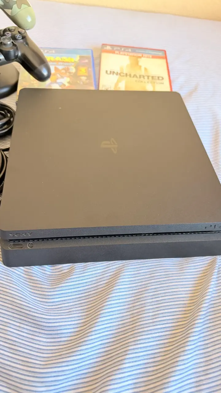 Consola PS4 Slim con juegos y controles - 4
