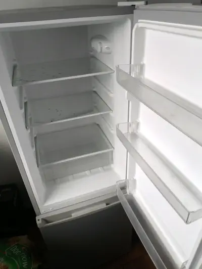 Refrigerador Midea de dos puertas - miniatura 2