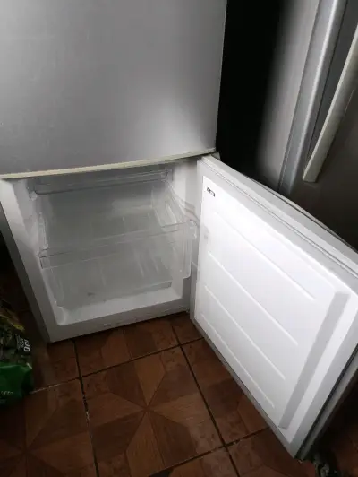 Refrigerador Midea de dos puertas - miniatura 3