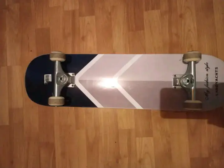 Tabla de skate clásica en buen estado - 2