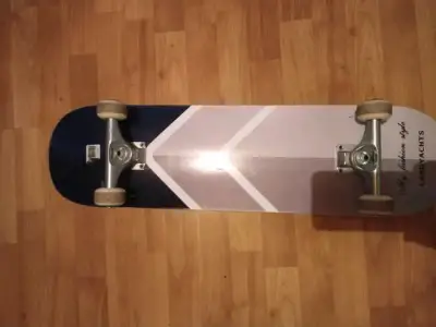 Tabla de skate clásica en buen estado - miniatura 2