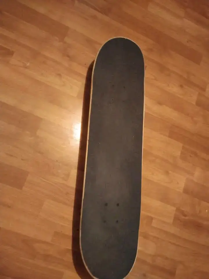 Tabla de skate clásica en buen estado - 3