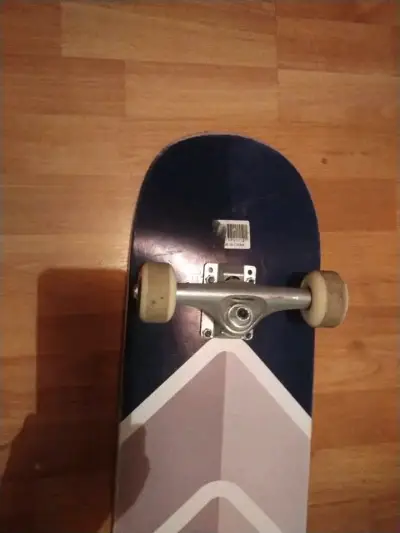 Tabla de skate clásica en buen estado - miniatura 4
