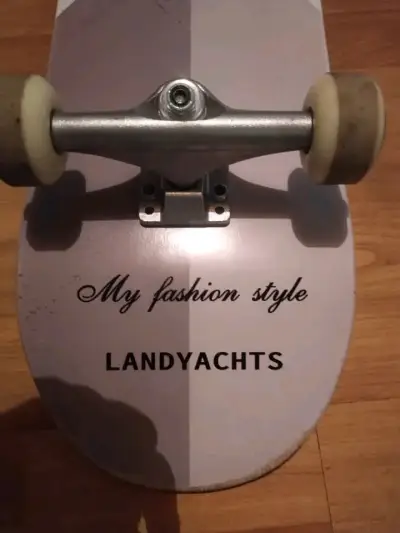 Tabla de skate clásica en buen estado - miniatura 5