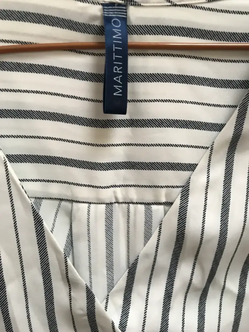 Blusa a rayas blancas y negras talla M - 2
