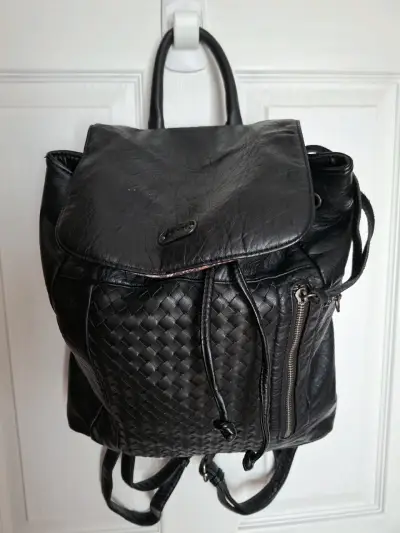 Mochila de cuero negro con diseño trenzado - miniatura 1