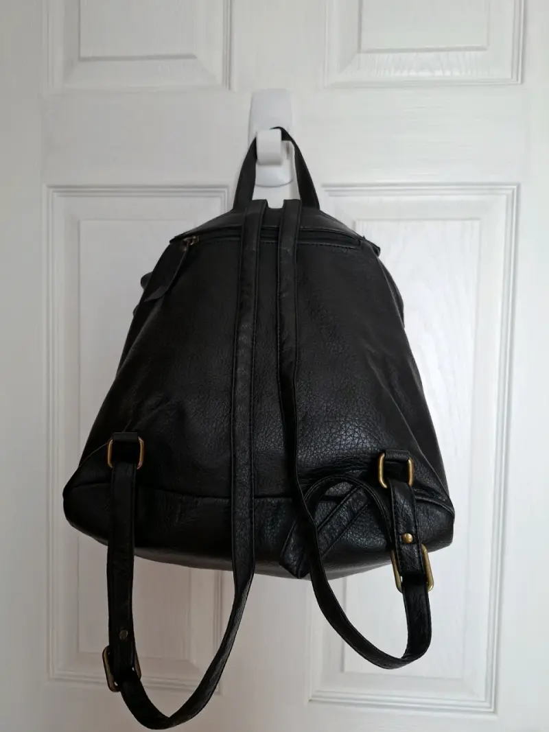 Mochila de cuero negro con diseño trenzado - 2