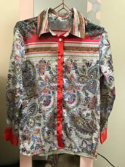 Camisa estampada de mujer con detalles rojos - miniatura 1