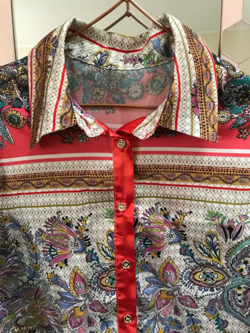 Camisa estampada de mujer con detalles rojos - 2
