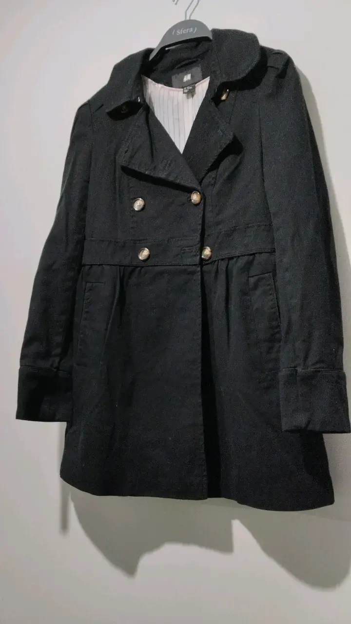 Abrigo negro H&M con botones dorados