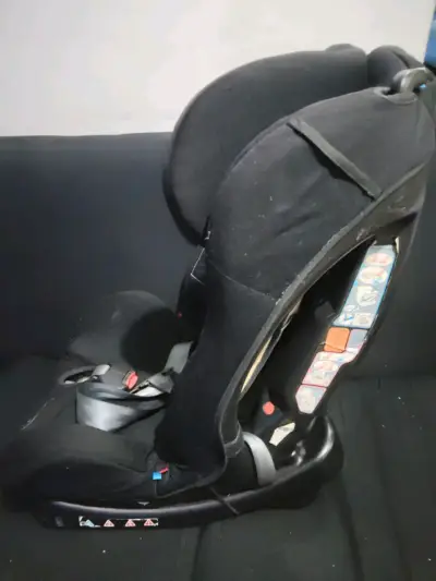Silla de auto para bebé negra ajustable - miniatura 1