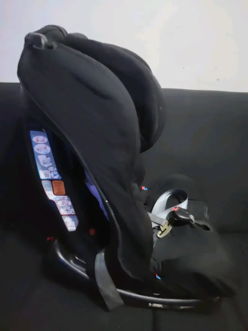 Silla de auto para bebé negra ajustable - 2