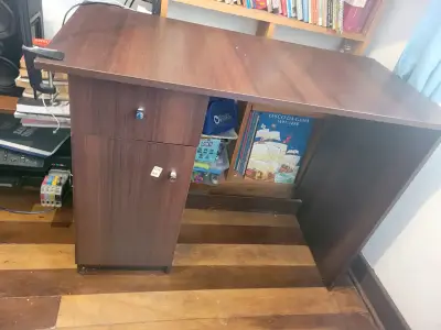 Escritorio de madera con cajonera CIC - miniatura 1