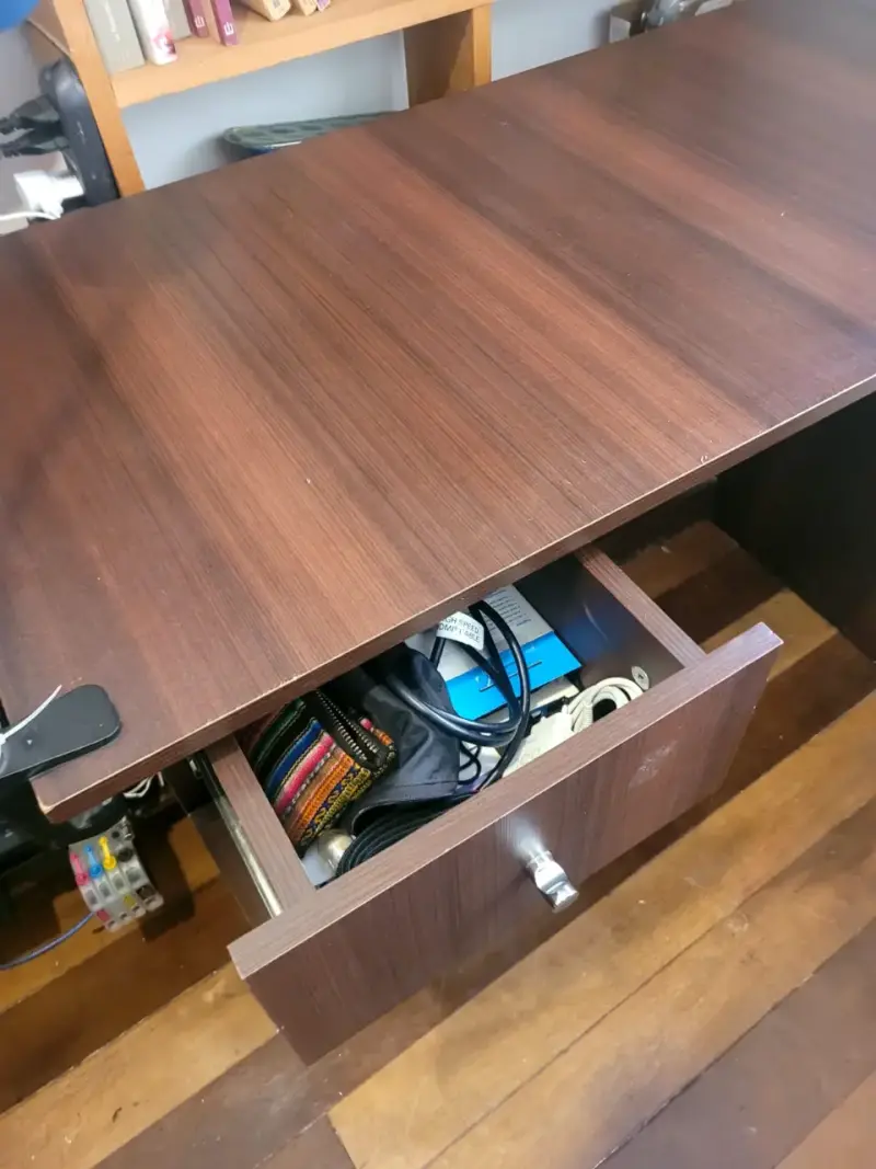 Escritorio de madera con cajonera CIC - 2