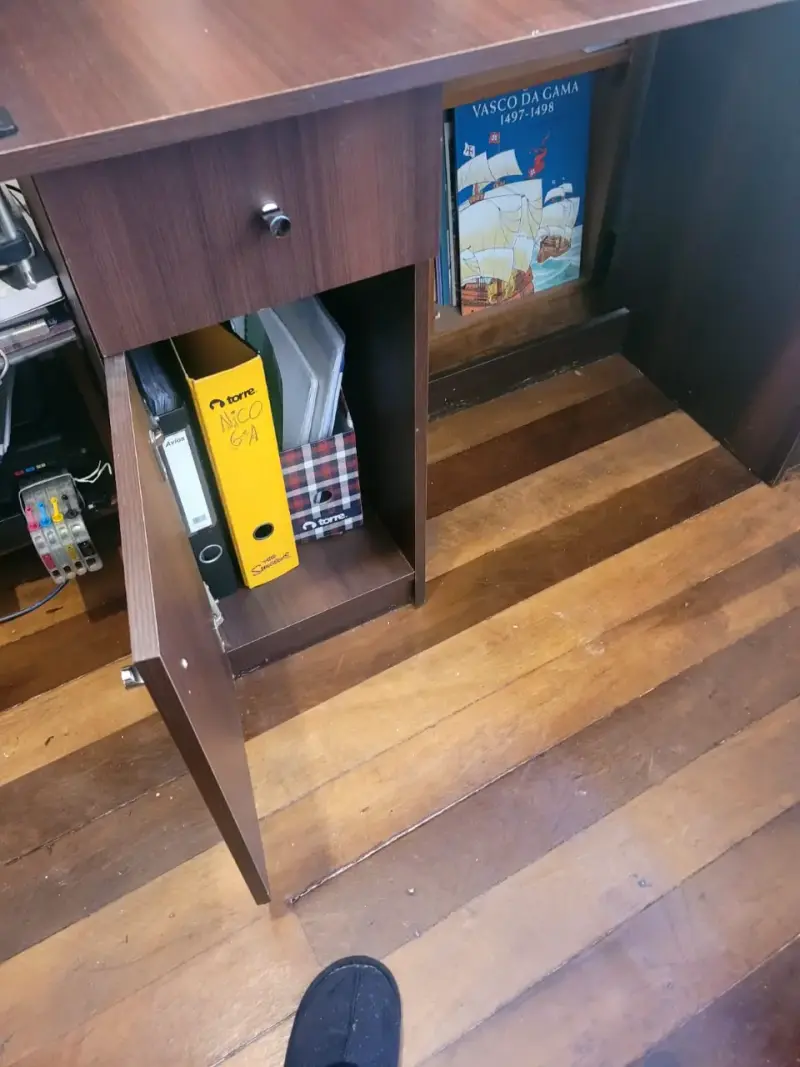 Escritorio de madera con cajonera CIC - 3