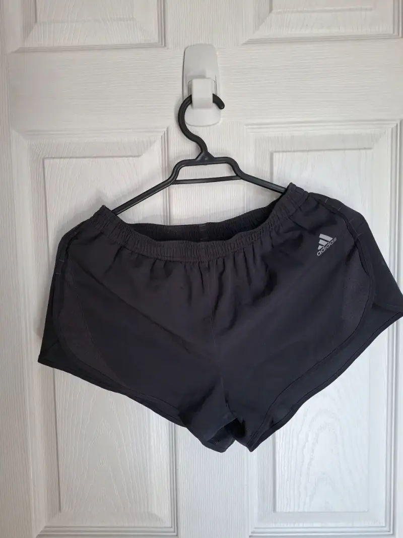 Shorts deportivos negros Adidas para hombre