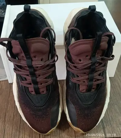 Zapatillas deportivas negras y marrones - miniatura 1