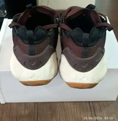 Zapatillas deportivas negras y marrones - miniatura 4