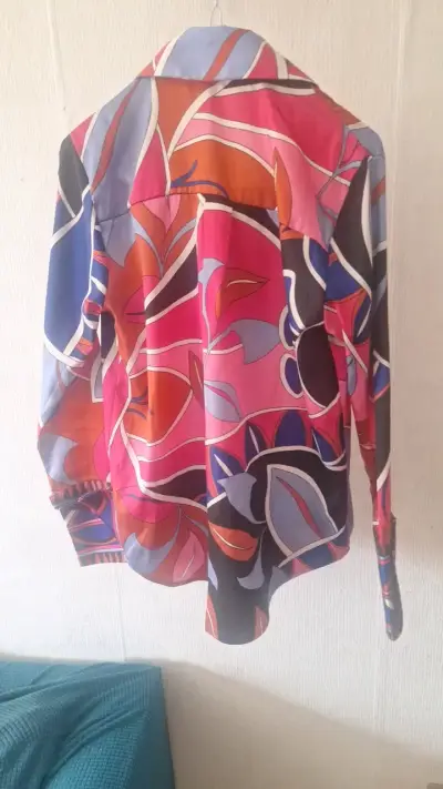 Camisa de mujer estampada colorida - miniatura 3