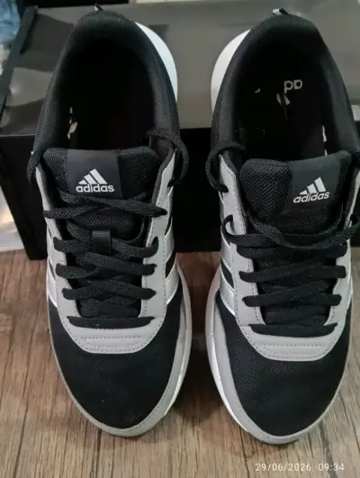 Zapatillas deportivas Adidas negras y blancas - miniatura 1