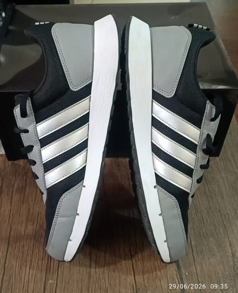 Zapatillas deportivas Adidas negras y blancas - 2