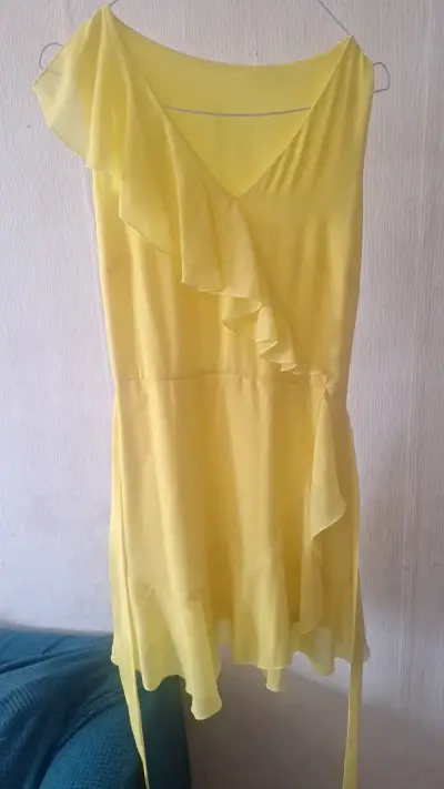Vestido amarillo con volantes elegante - miniatura 1