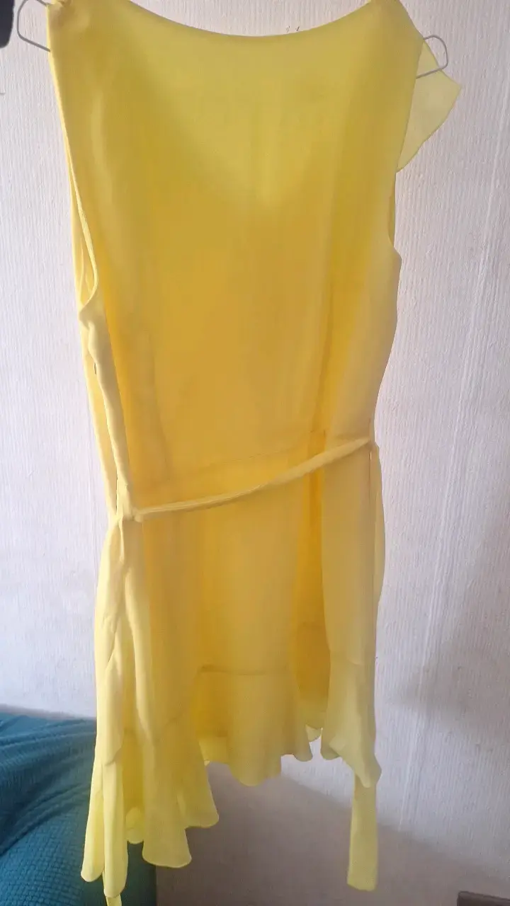 Vestido amarillo con volantes elegante - 2