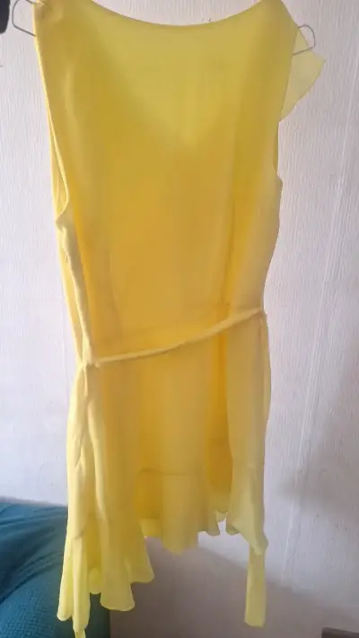 Vestido amarillo con volantes elegante - miniatura 2