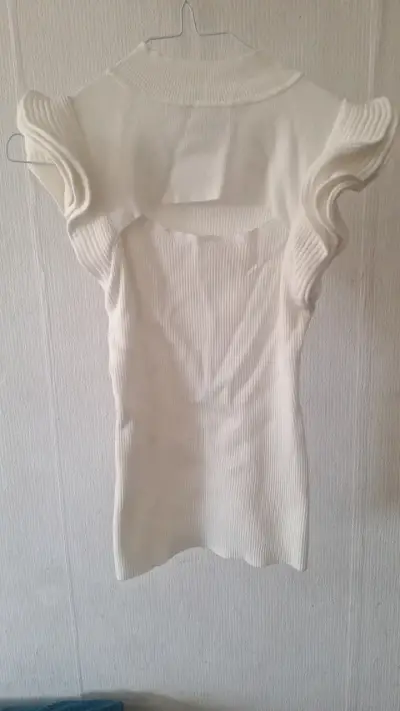Chaleco blanco de punto con volantes - miniatura 1