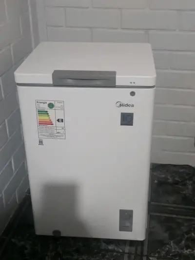 Congelador Midea compacto blanco eficiente 99lt - miniatura 1