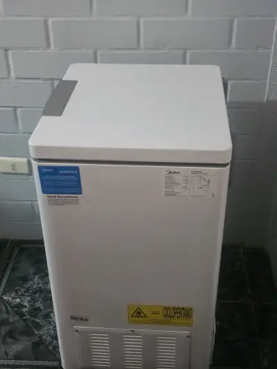 Congelador Midea compacto blanco eficiente 99lt - miniatura 2