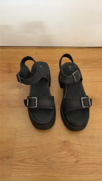 Sandalias negras con hebillas ajustables - miniatura 1