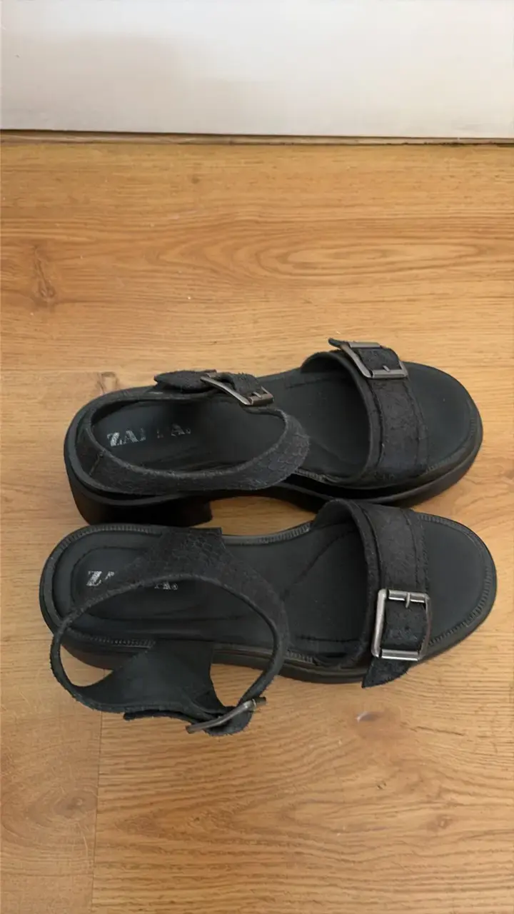 Sandalias negras con hebillas ajustables - 2