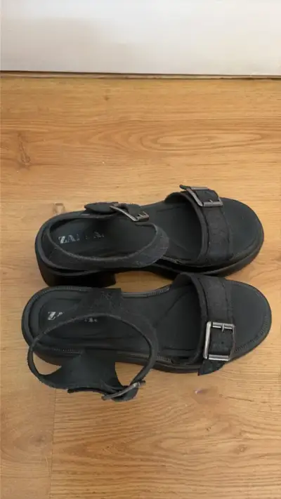 Sandalias negras con hebillas ajustables - miniatura 2