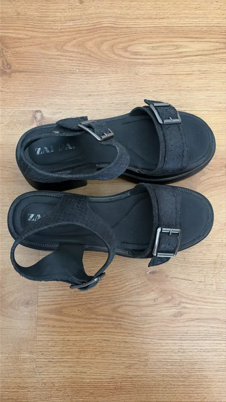 Sandalias negras con hebillas ajustables - 3