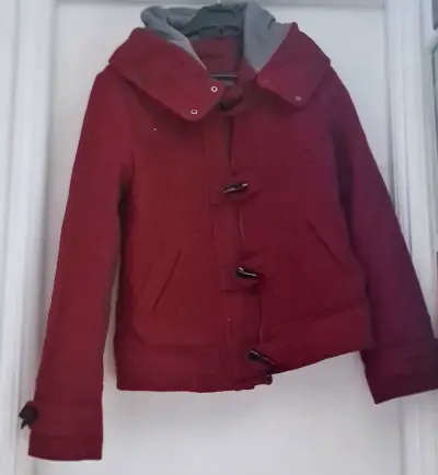 Abrigo rojo con capucha desmontable - miniatura 1