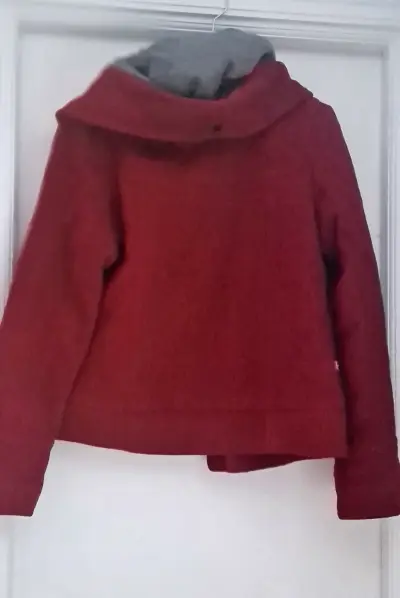 Abrigo rojo con capucha desmontable - miniatura 3