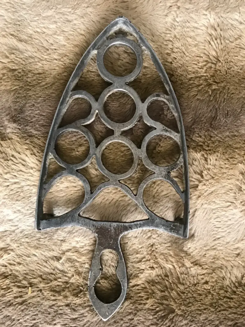Antiguo soporte de hierro para plancha