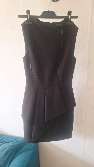 Vestido negro elegante con cierre lateral - miniatura 1