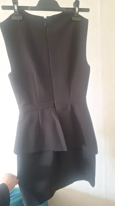 Vestido negro elegante con cierre lateral - miniatura 2