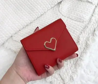 Billetera roja con diseño de corazón - miniatura 1