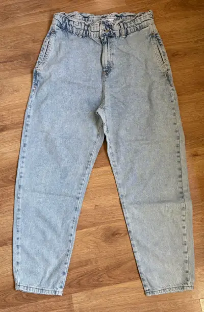 Jeans de mezclilla azul claro para mujer - miniatura 1