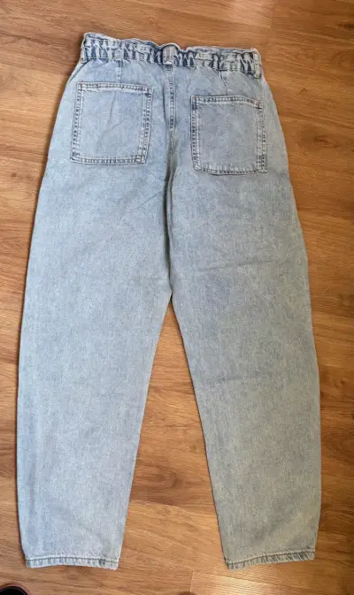 Jeans de mezclilla azul claro para mujer - miniatura 2