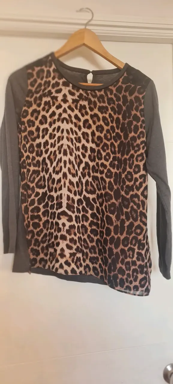 Polera de manga larga con estampado animal print