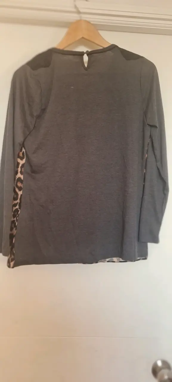Polera de manga larga con estampado animal print - 2