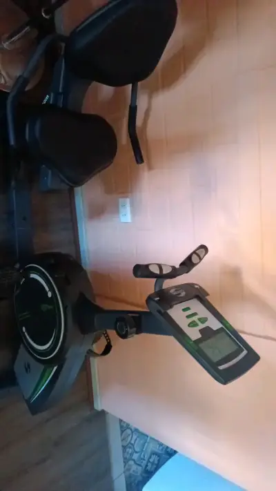 Bicicleta estática con pantalla digital - miniatura 1