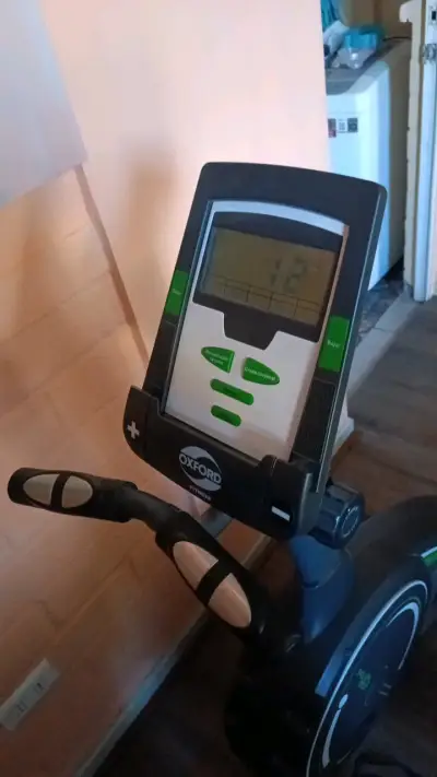Bicicleta estática con pantalla digital - miniatura 2
