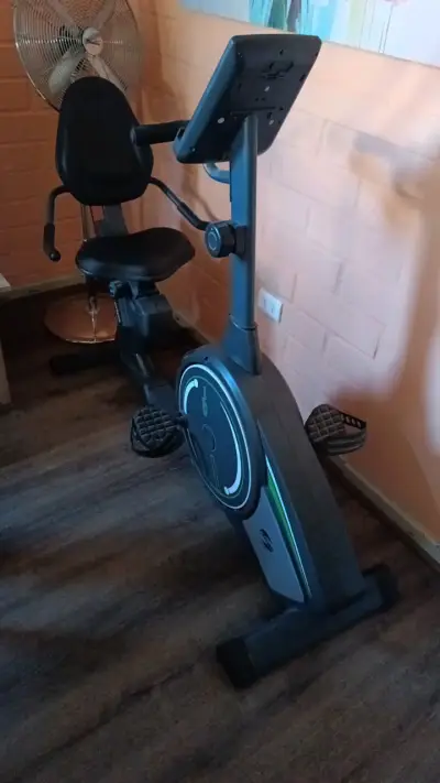 Bicicleta estática con pantalla digital - miniatura 3