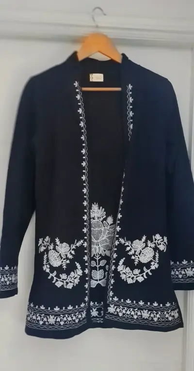 Chaqueta negra bordada para mujer - miniatura 1